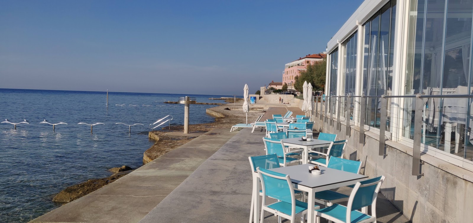 Foto di Novigrad beach con una superficie del superficie in cemento pavimentata