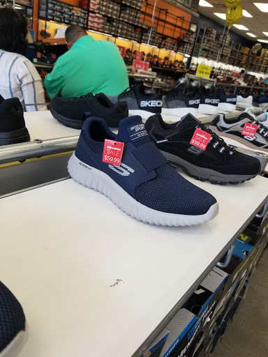 Shoe Store «SKECHERS Factory Outlet», reviews and photos, 3030 E 9th St, Oakland, CA 94601, USA
