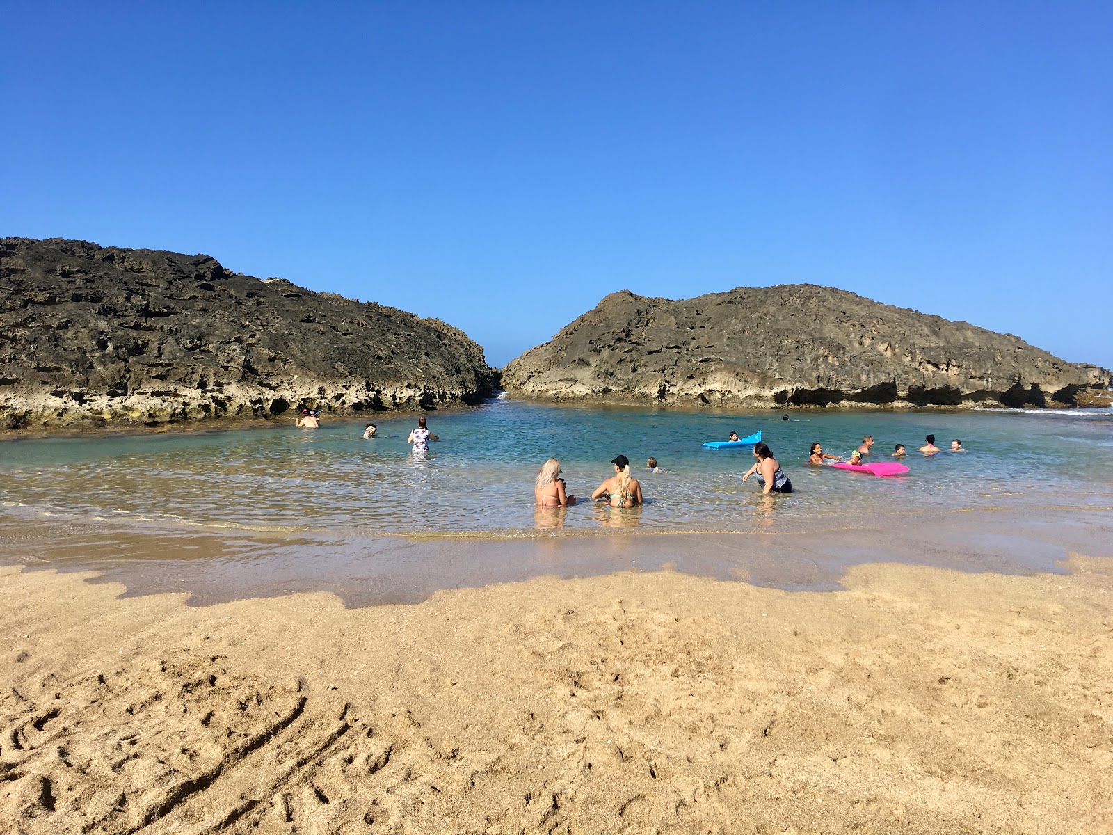 Foto de Playa Tombolo beach com água cristalina superfície