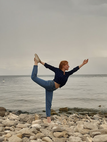 Kommentare und Rezensionen über Clélia Vuille : Professeure De Yoga, Lausanne