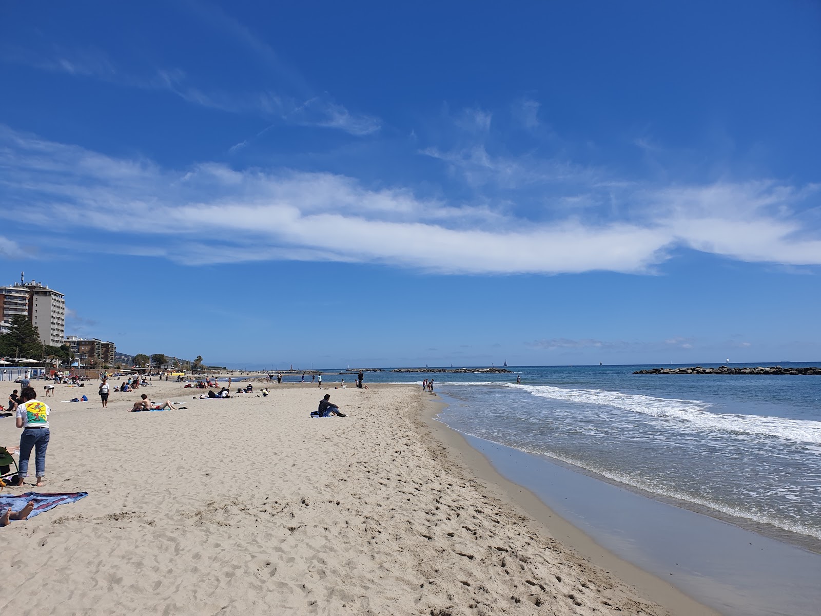 Foto von Spiaggia Arma di Taggia mit brauner sand Oberfläche