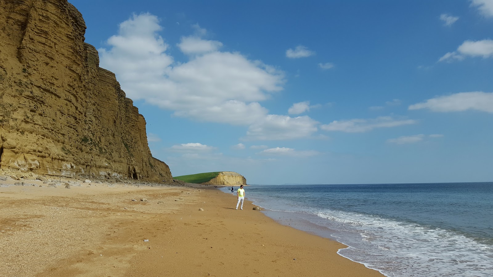Fotografie cu Jurassic Coast - Cliff cu o suprafață de apă pură albastră