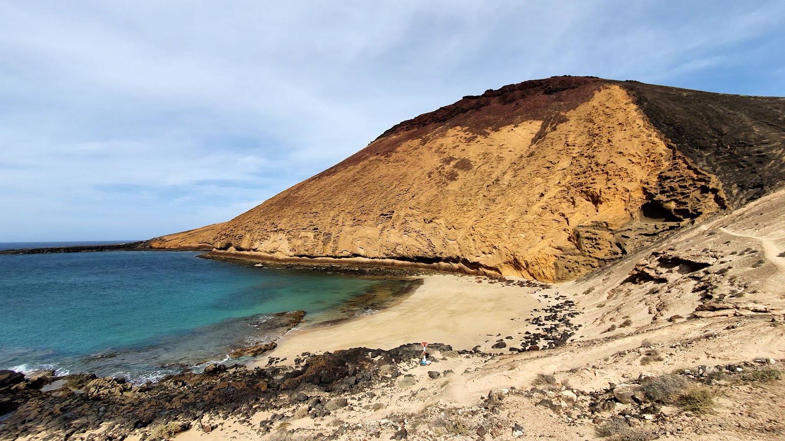 Foto av Playa Montana Amarilla med turkos rent vatten yta