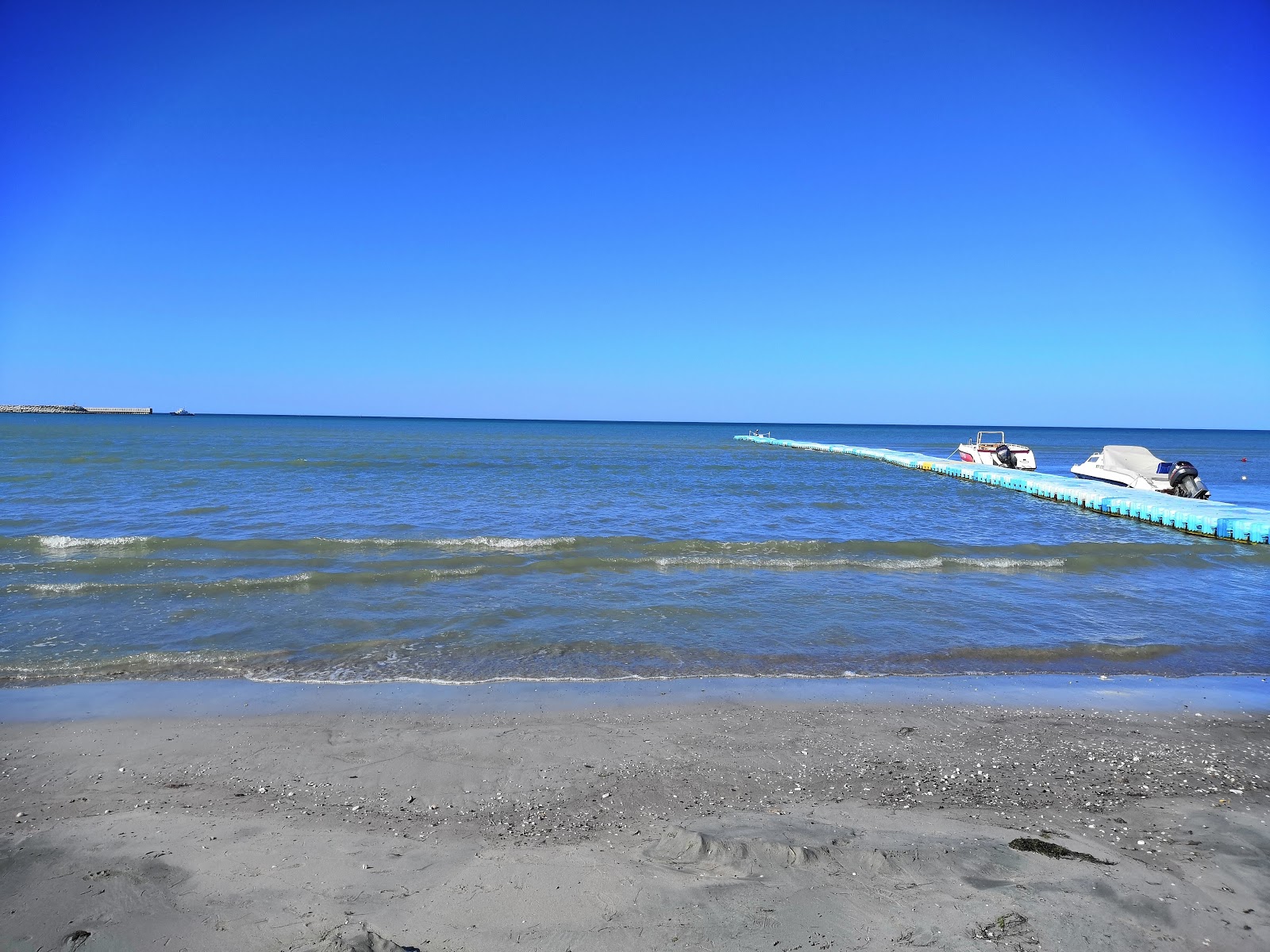 Fotografie cu Dostar Beach cu nivelul de curățenie înalt