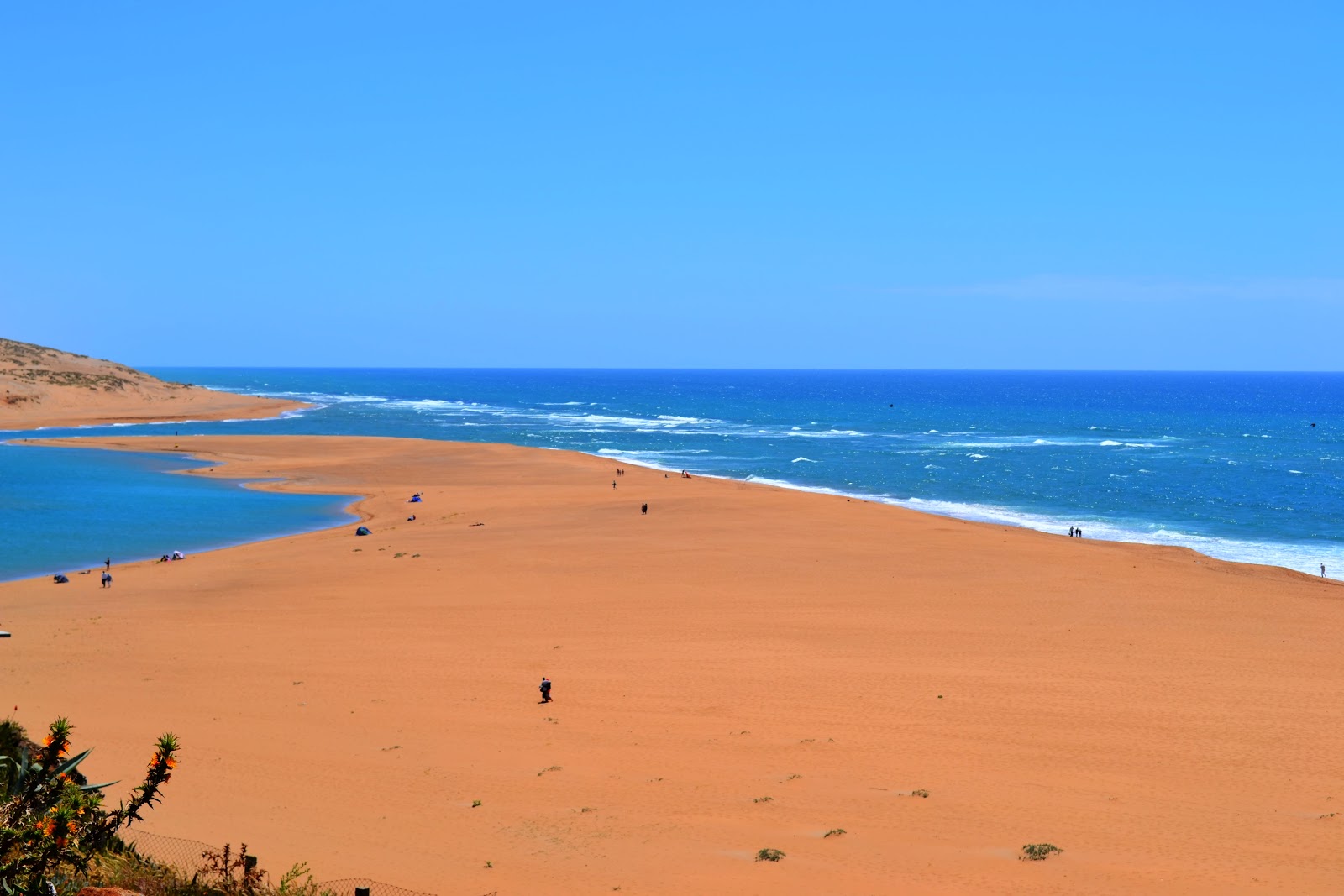 Photo de Moulay Bousselham beach protégé par des falaises