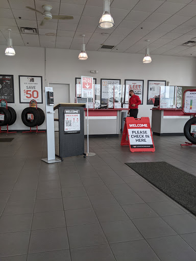 Tire Shop «Discount Tire Store - Glendale Heights, IL», reviews and photos, 1145 Bloomingdale Rd, Glendale Heights, IL 60139, USA