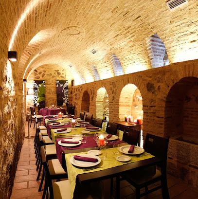 Restaurante La Cave - Cjón. Lucio, 3, 45001 Toledo, Spain
