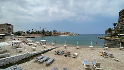 Photo de Al Mina Beach avec baie spacieuse