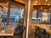 Atmosphère du Restaurant La Guinguette de l'Etang Bleu à Vions - n°8