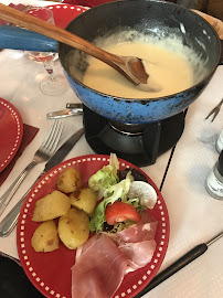 Raclette du Restaurant français Le Vieux Bistrot : Spécialité Fromage, Fondue , Raclette, Pierrades à Paris - n°6