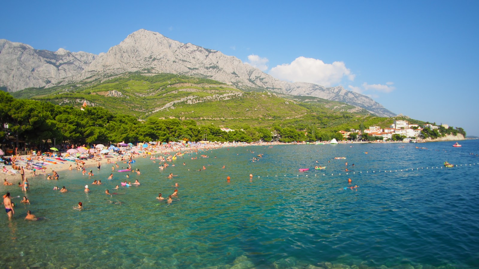 Foto van Promajna beach en zijn prachtige landschap