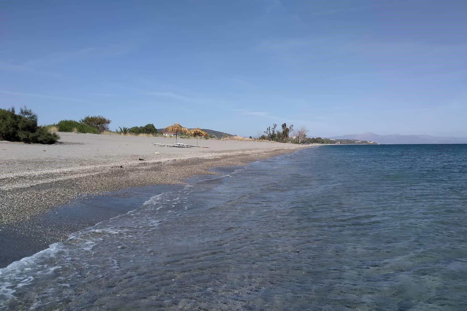 Photo de Mani beach avec l'eau turquoise de surface