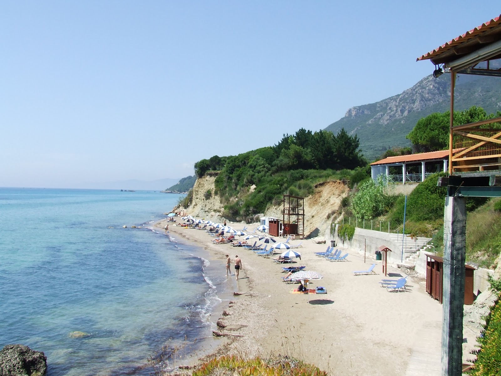 Photo de Prasoudi beach avec sable lumineux de surface