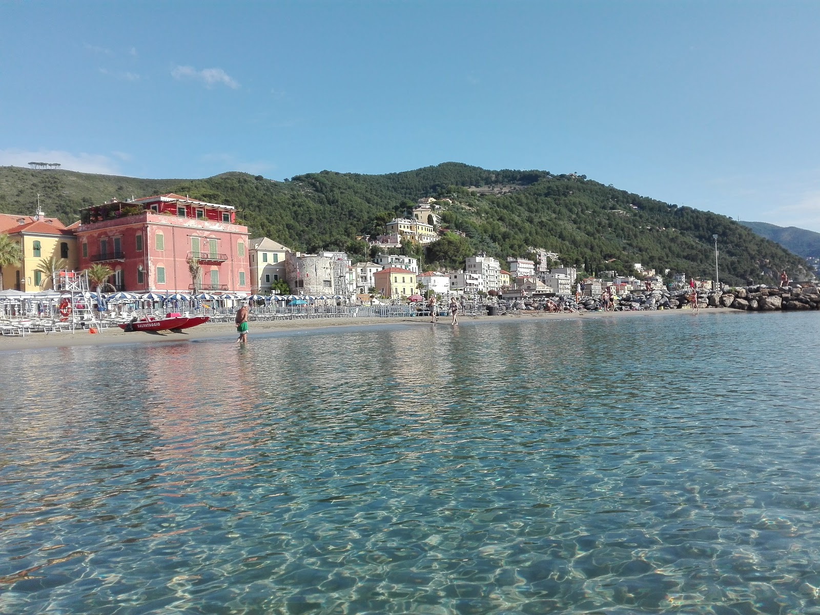 Fotografija Spiaggia di Laigueglia z modra voda površino
