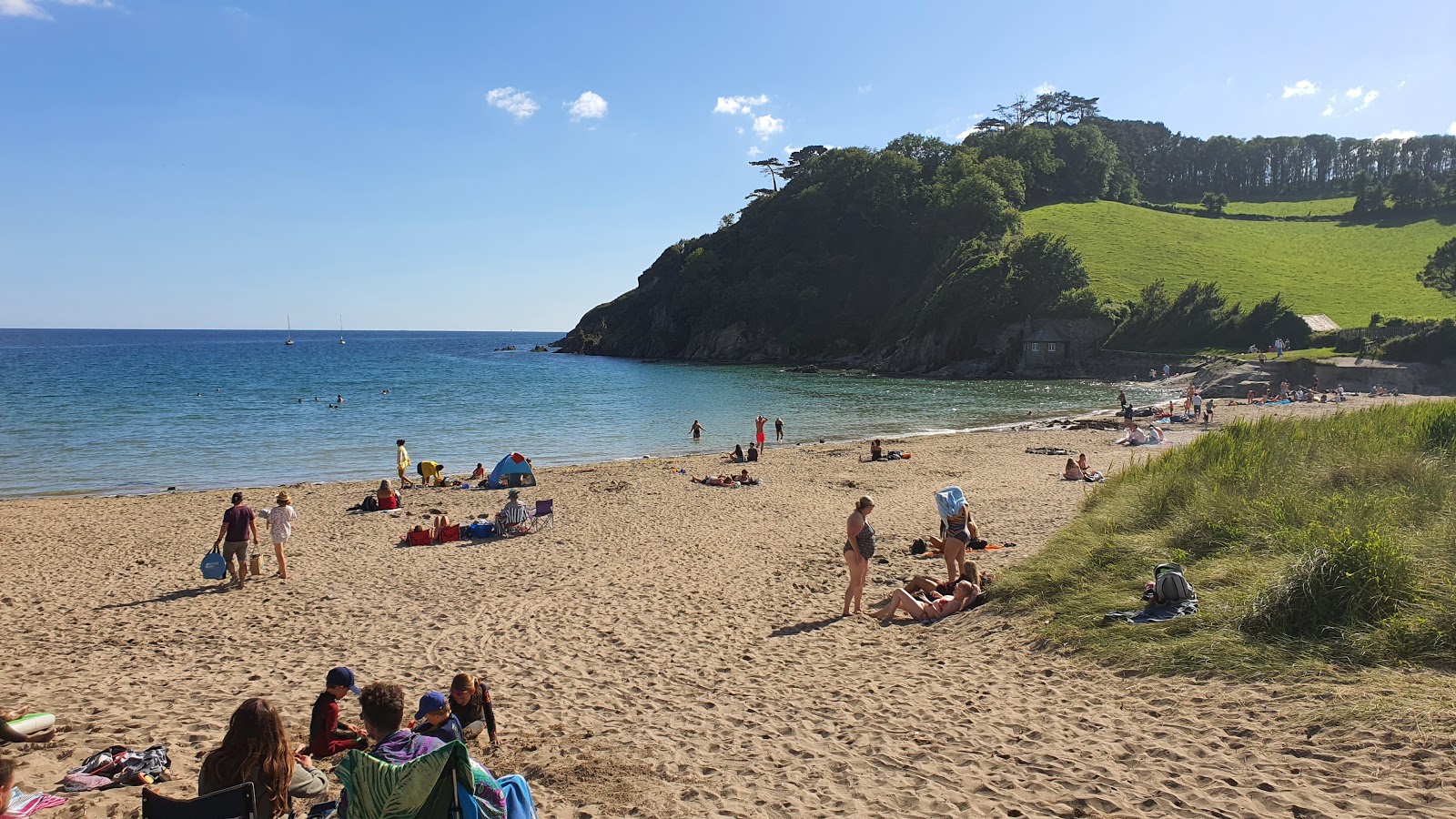 Valokuva Mothecombe Beachista. pinnalla beige iekka:n kanssa