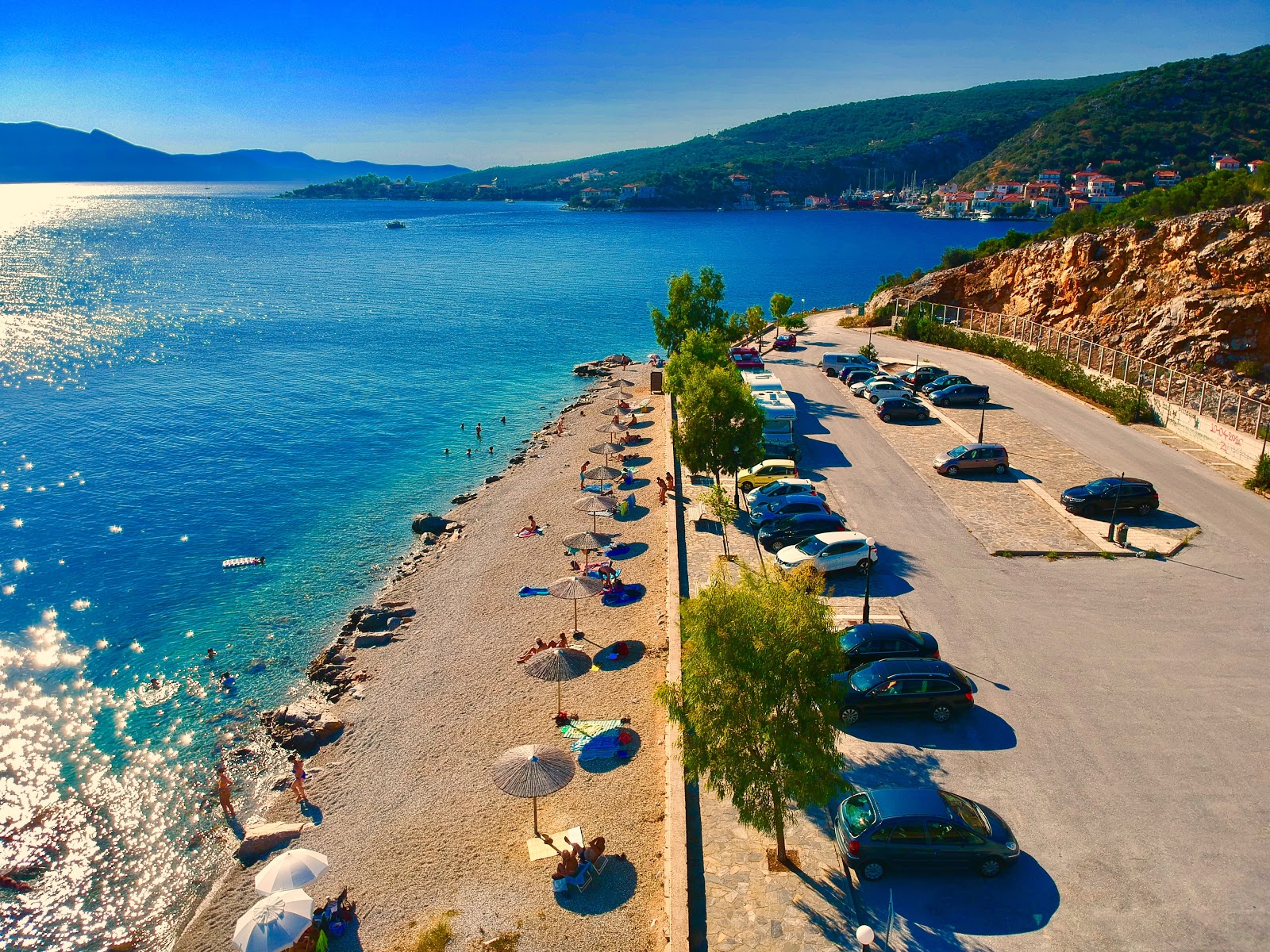 Foto van Agios Kiriaki beach met kleine baai