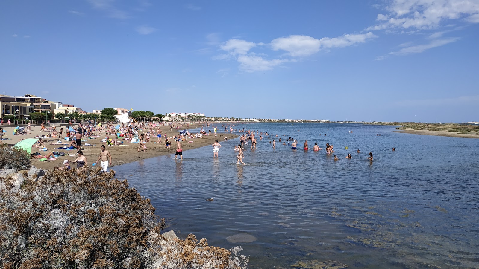 Foto von Plage du Grazel mit grauer sand Oberfläche