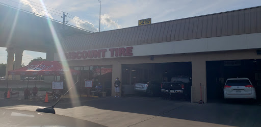 Tire Shop «Discount Tire Store», reviews and photos, 8219 Research Blvd, Austin, TX 78758, USA