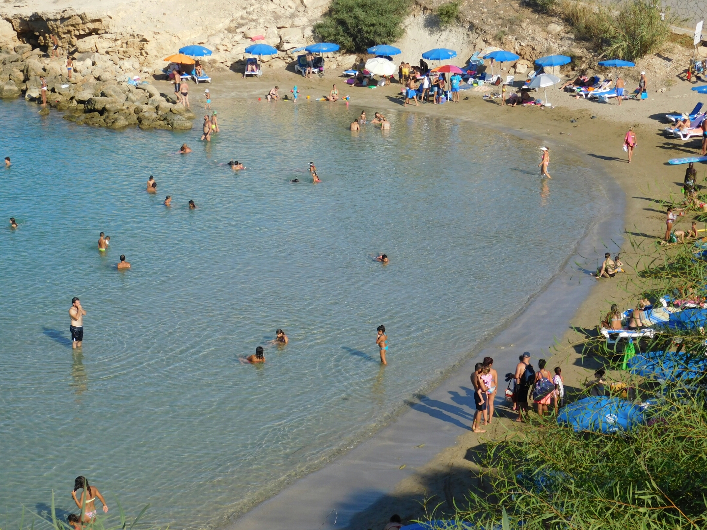 Foto von Malama beach mit reines blaues Oberfläche