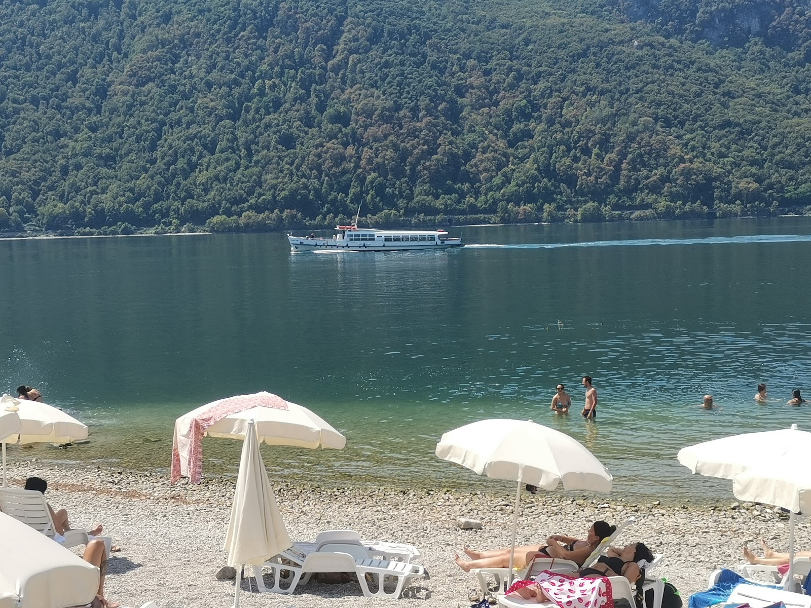 Camping Abbadia Lariana Beach'in fotoğrafı uçurumlarla desteklenmiş