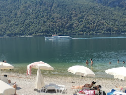 Camping Abbadia Lariana Beach'in fotoğrafı uçurumlarla desteklenmiş
