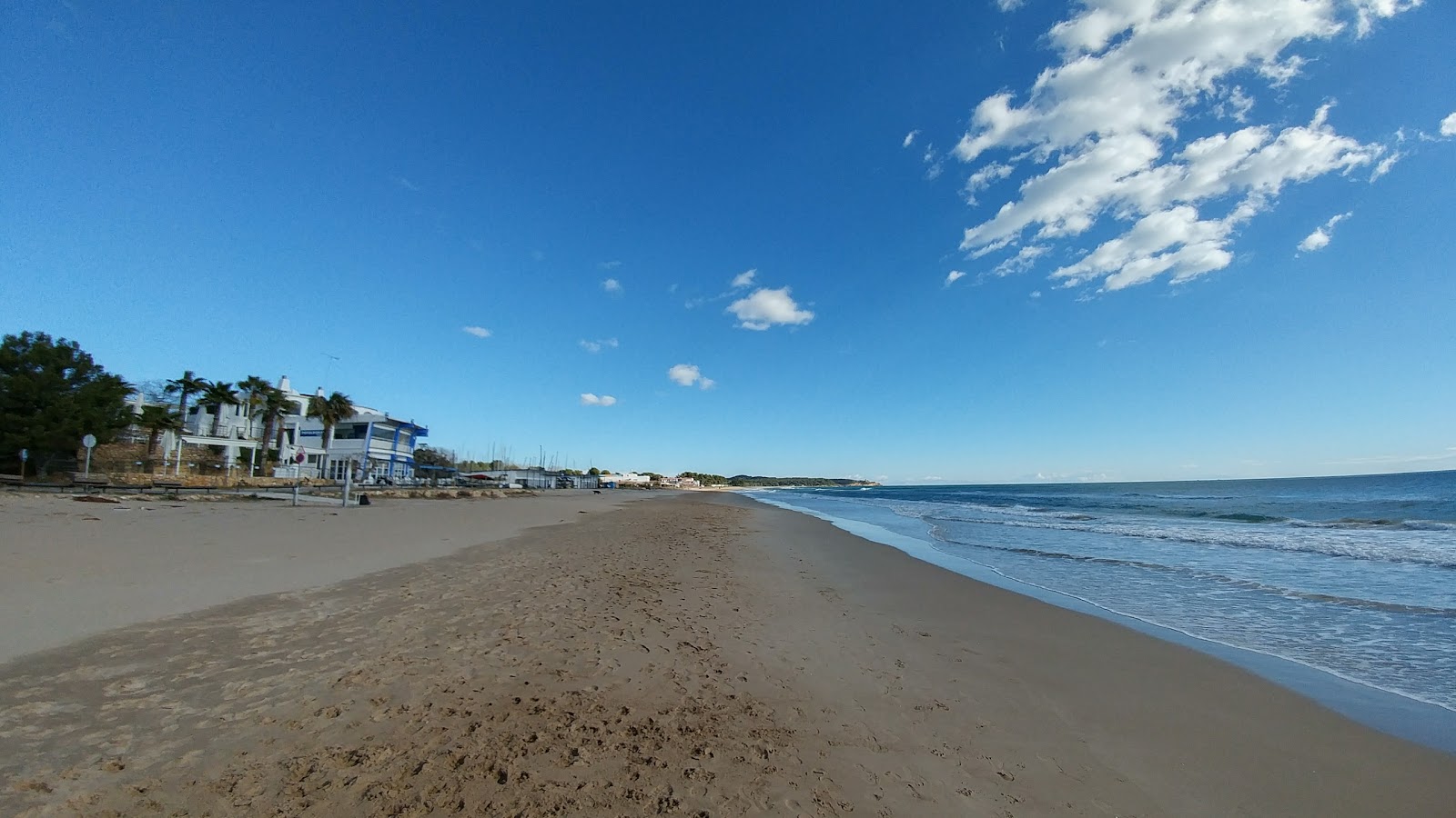 Platja Llarga Beach的照片 带有米色沙子表面