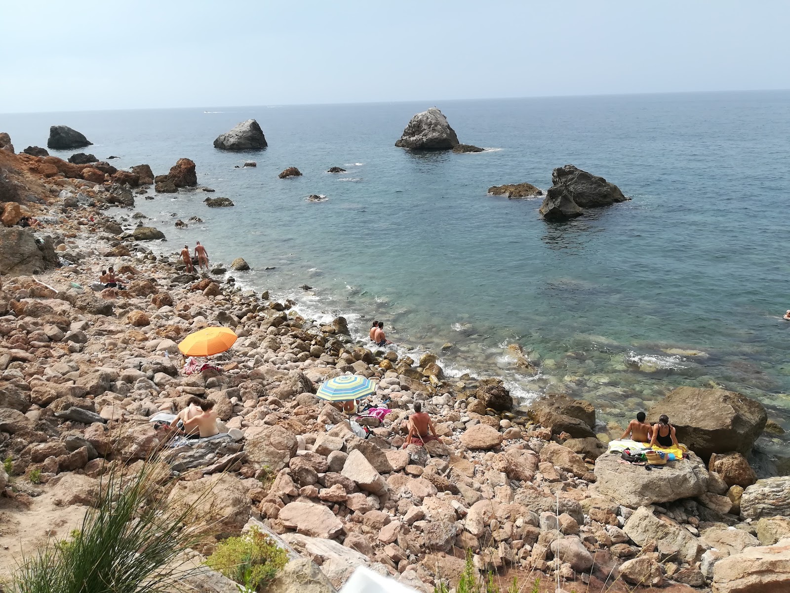 Foto av Playa Es Canyaret omgiven av klippor