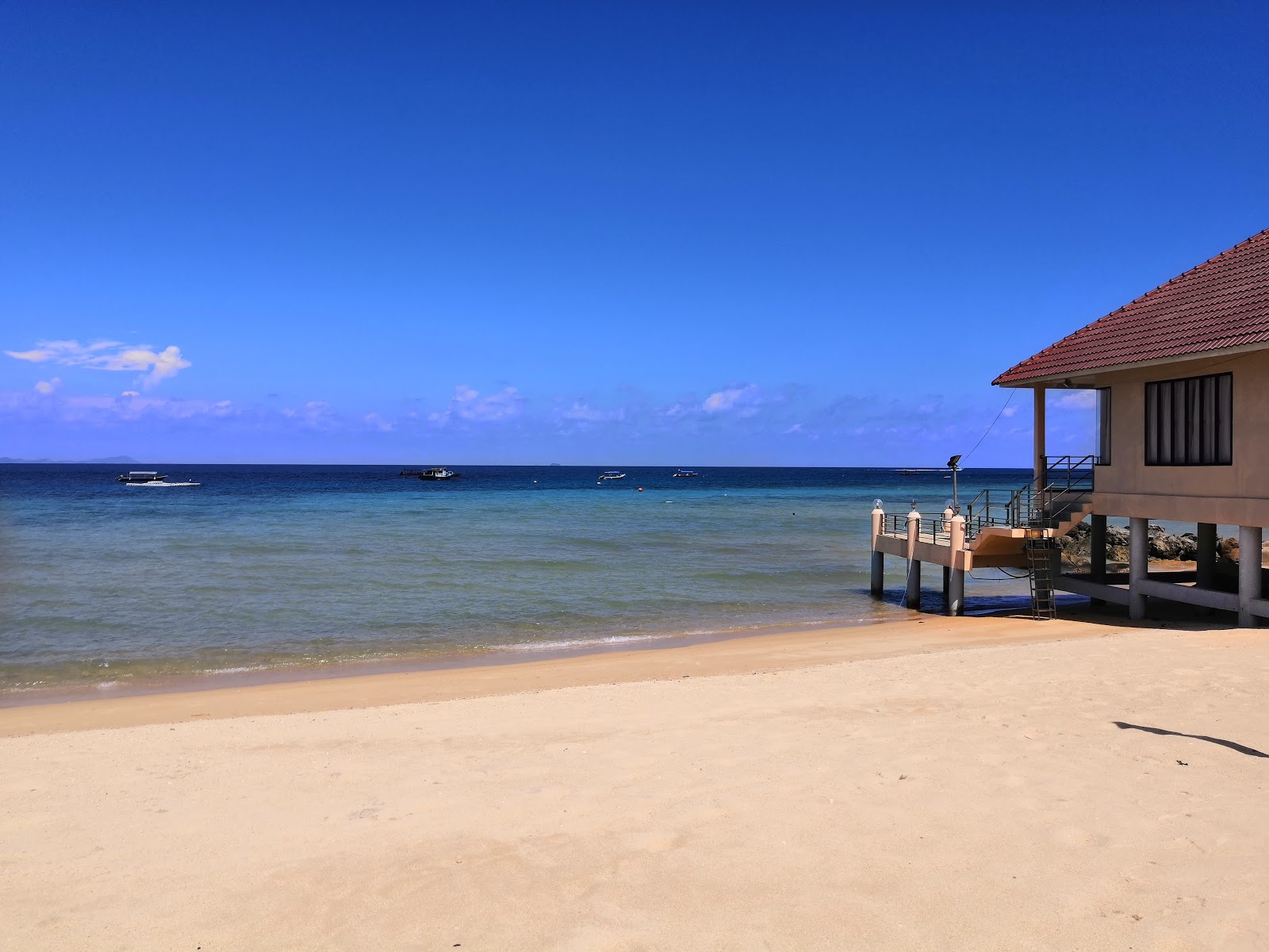 Zdjęcie Coral Beach Tioman z powierzchnią turkusowa czysta woda