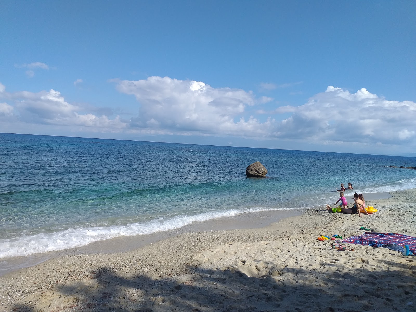 Foto von Spiaggia Briatico mit beiger sand & kies Oberfläche