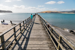 Lucy Baxter Beach'in fotoğrafı uçurumlarla desteklenmiş