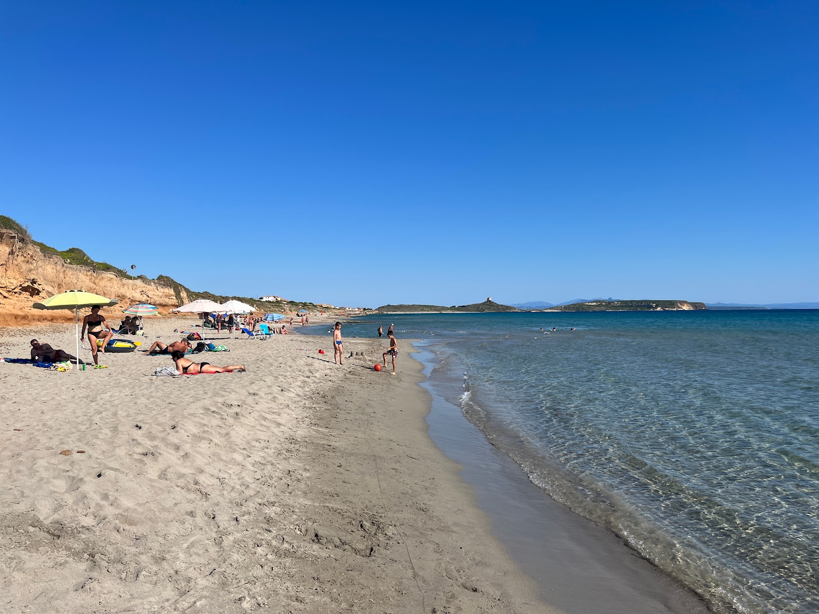 Valokuva Spiaggia di Funtana Meigaista. pinnalla kirkas hiekka:n kanssa
