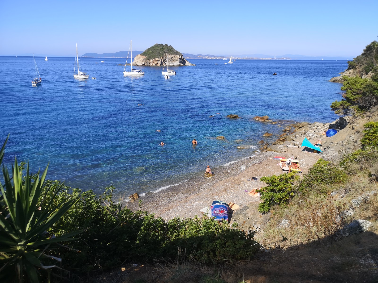 Fotografie cu Frugoso beach cu o suprafață de apă pură albastră