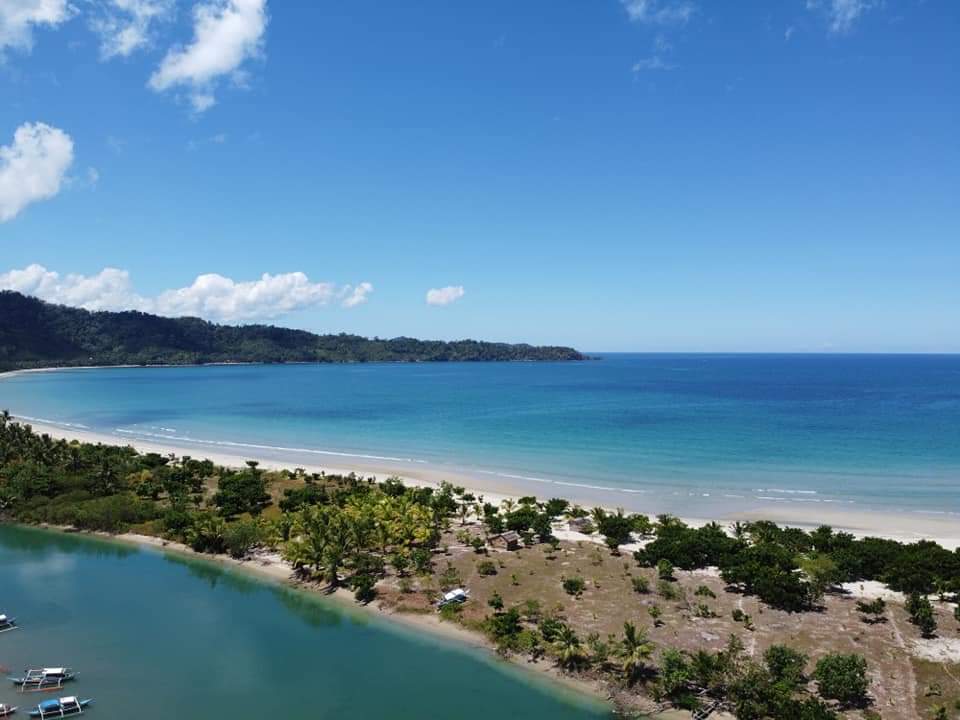 Foto von Caruray Beach mit langer gerader strand