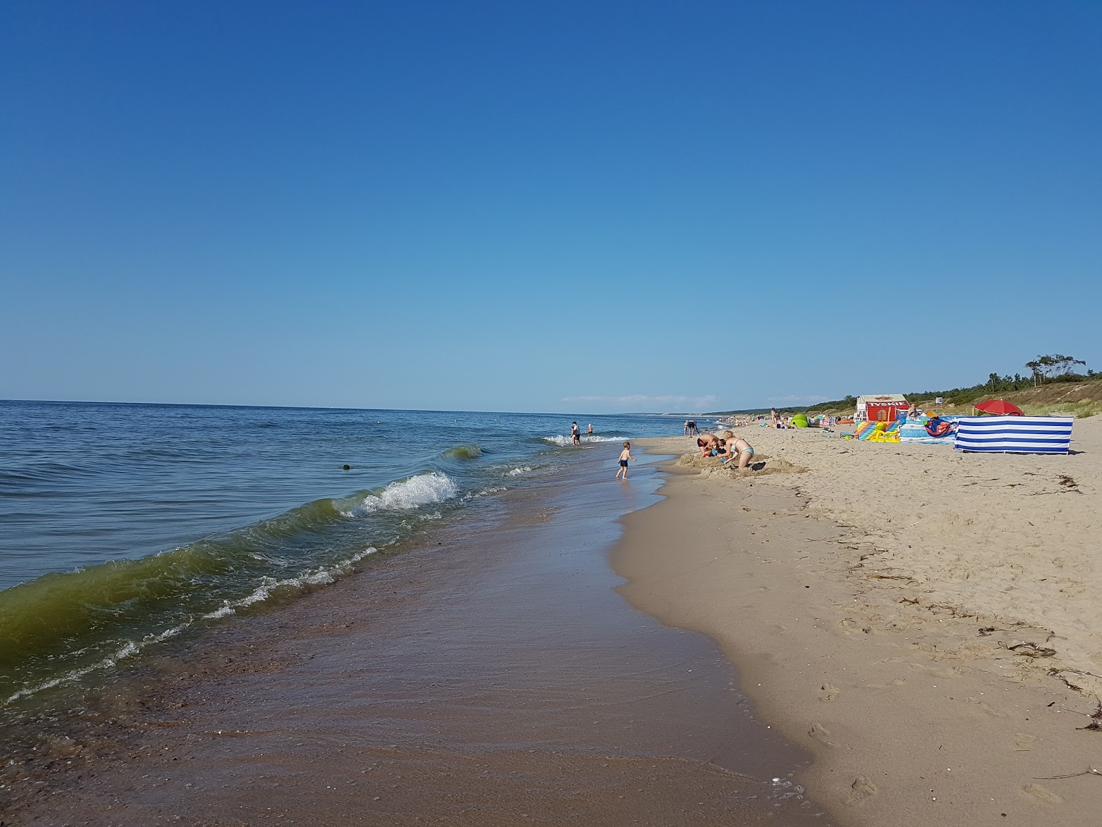 Piaski Rybacka beach的照片 带有明亮的沙子表面