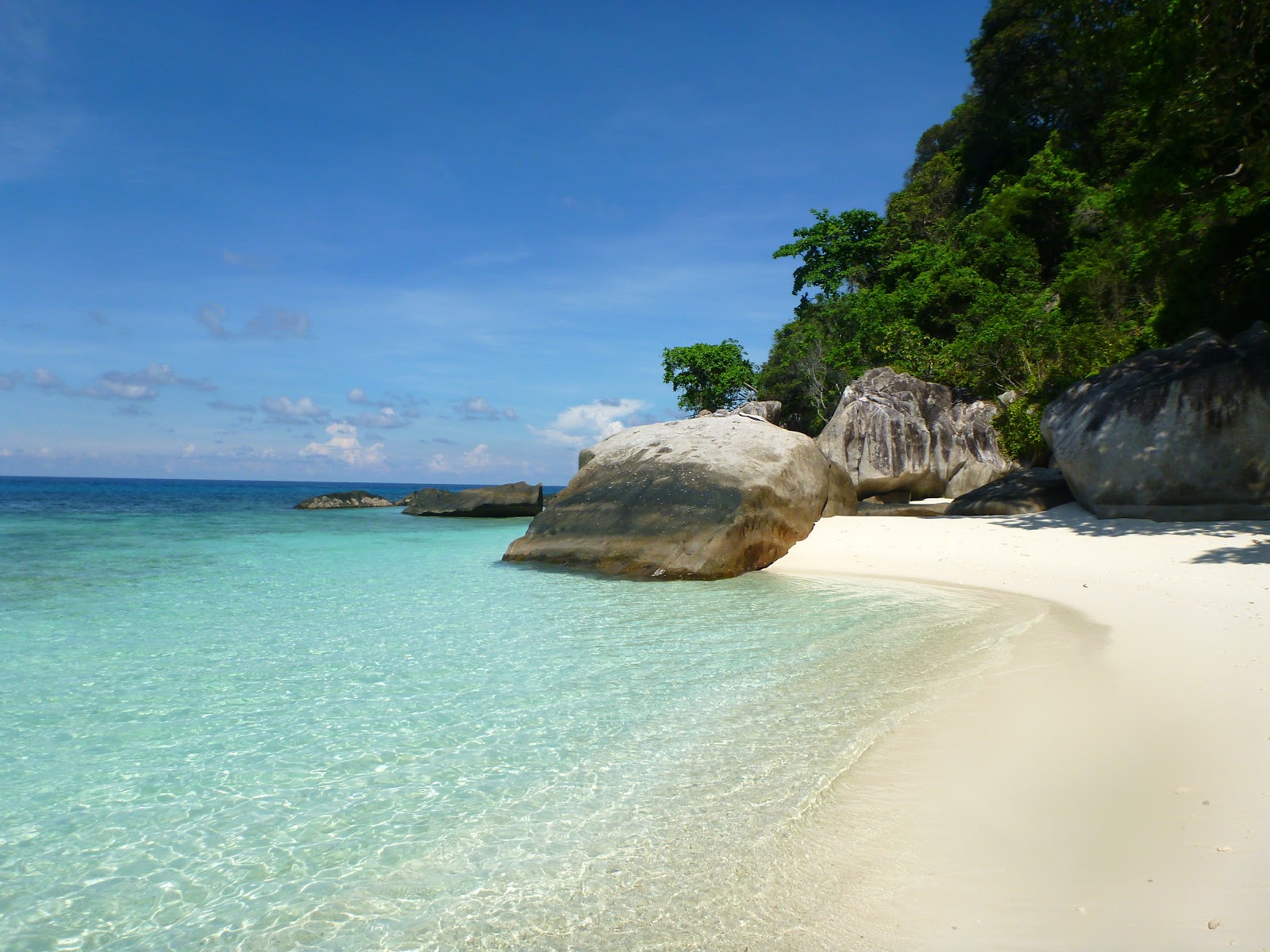 Fotografija Pulau Tulai Beach z beli pesek površino