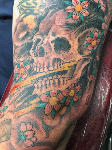 Tattoo Shop «Nine Lives Tattoo», reviews and photos, 61 N Holladay Dr, Seaside, OR 97138, USA