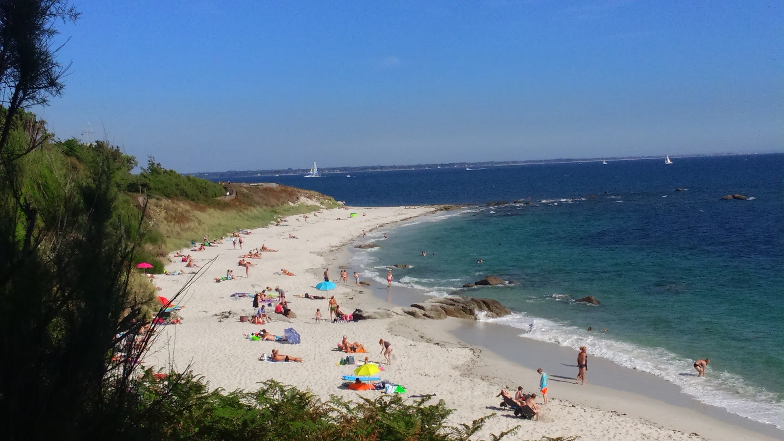 Foto van Plage de Beg Meil met wit zand oppervlakte