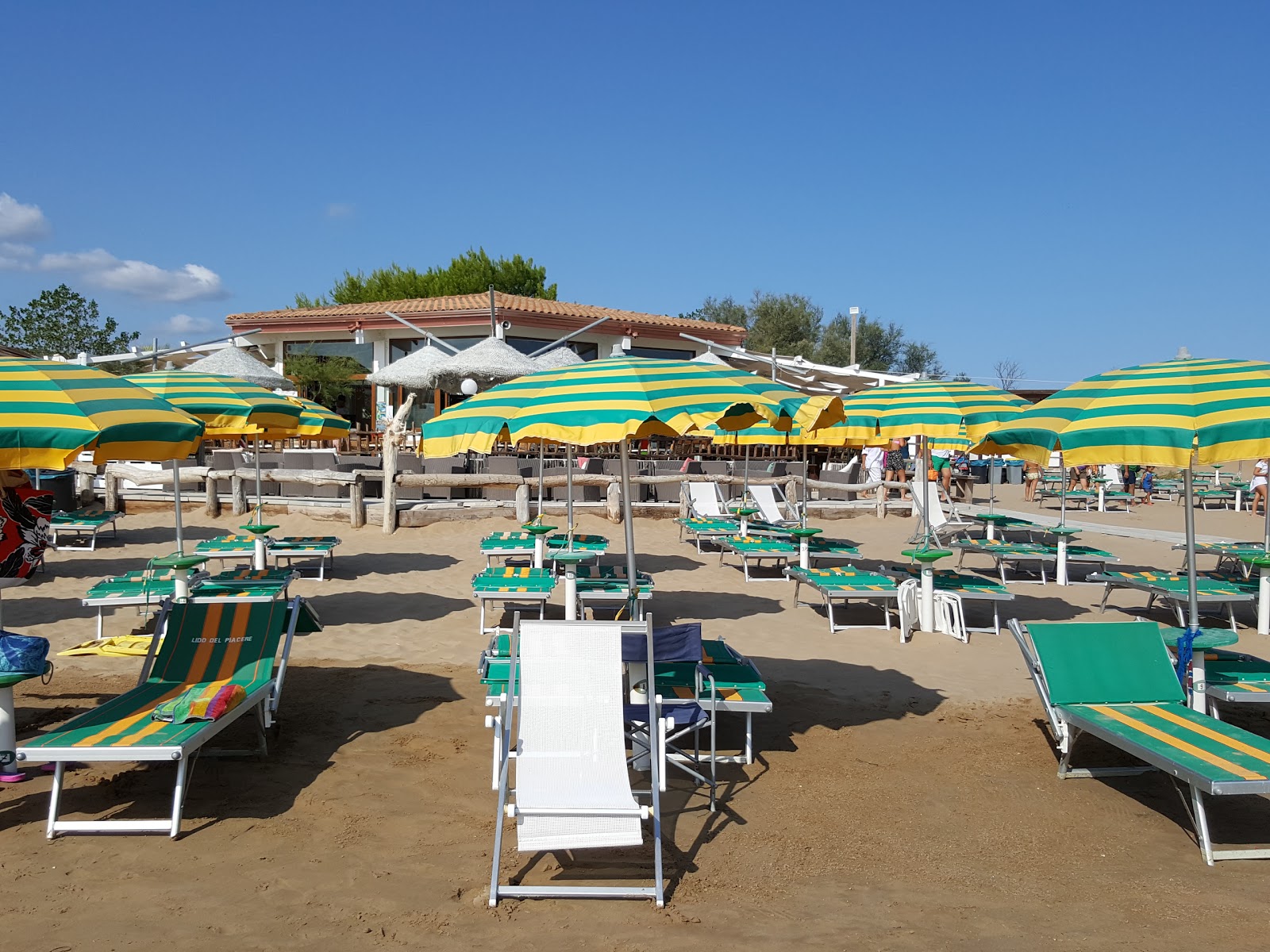 Spiaggia di Sfinale的照片 带有碧绿色纯水表面