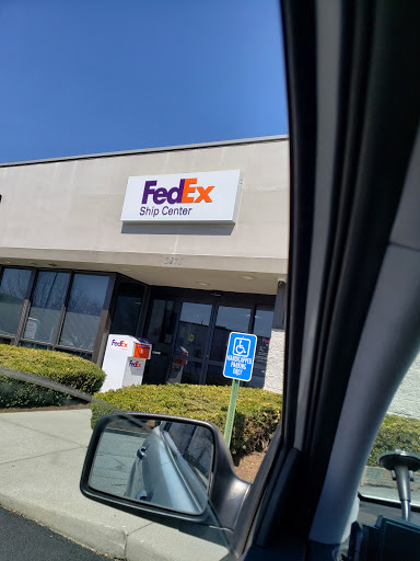 Shipping and Mailing Service «FedEx Ship Center», reviews and photos, 3875 Thirlane Rd NW, Roanoke, VA 24019, USA