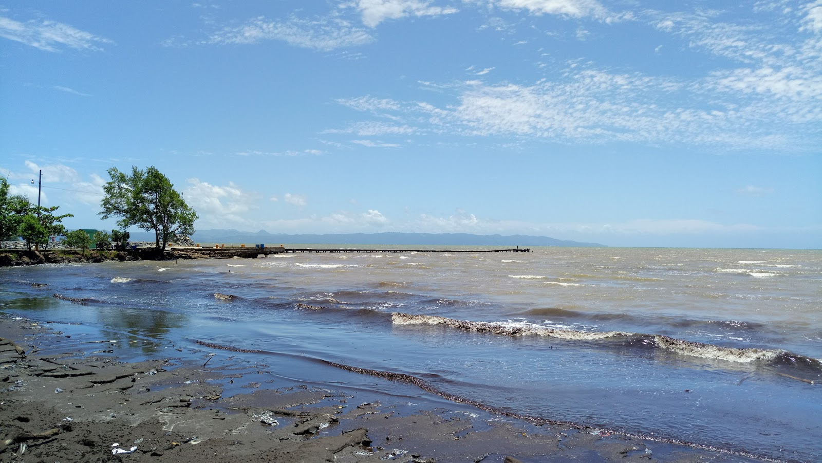 Photo de Playa Sabana de la Mar avec l'eau brune de surface