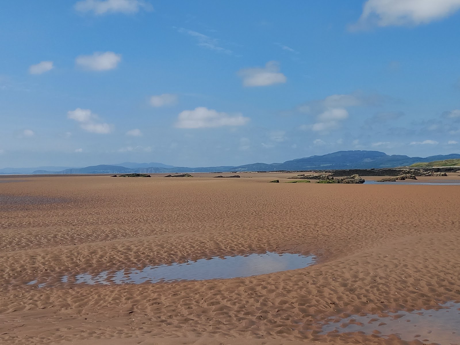 Foto av Southerness Beach med turkos rent vatten yta