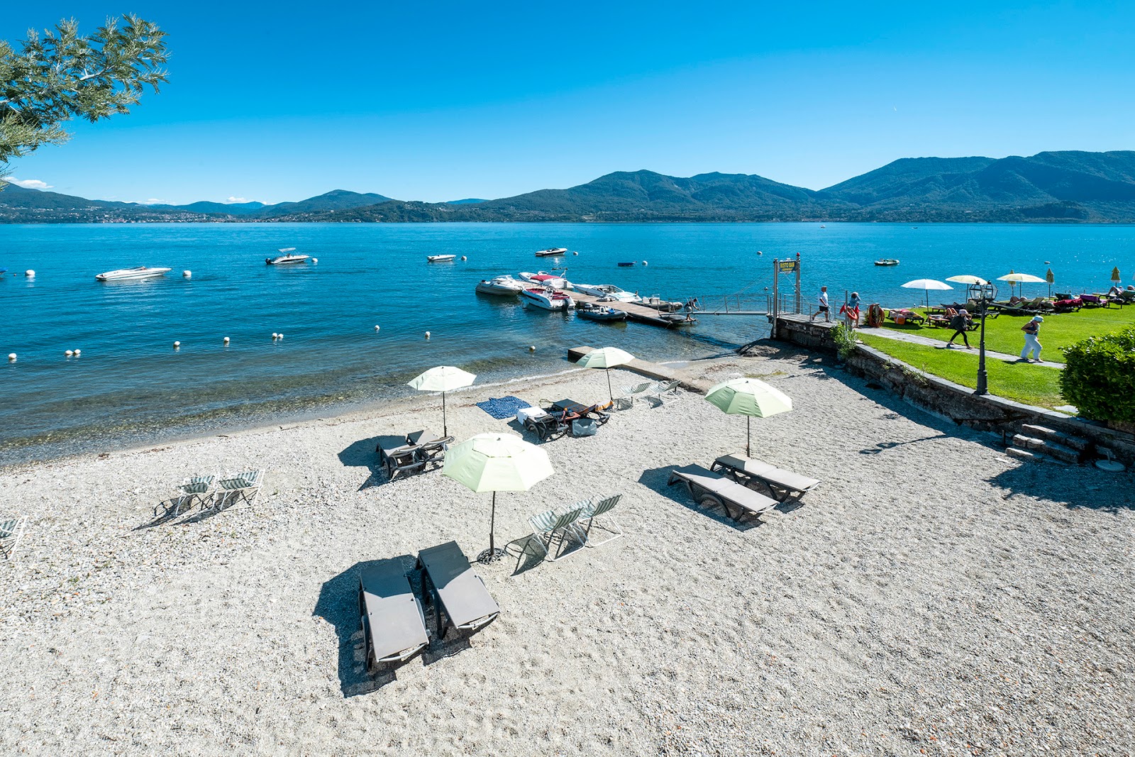Foto van Spiaggia di Casa e Vela met grijze fijne kiezelsteen oppervlakte