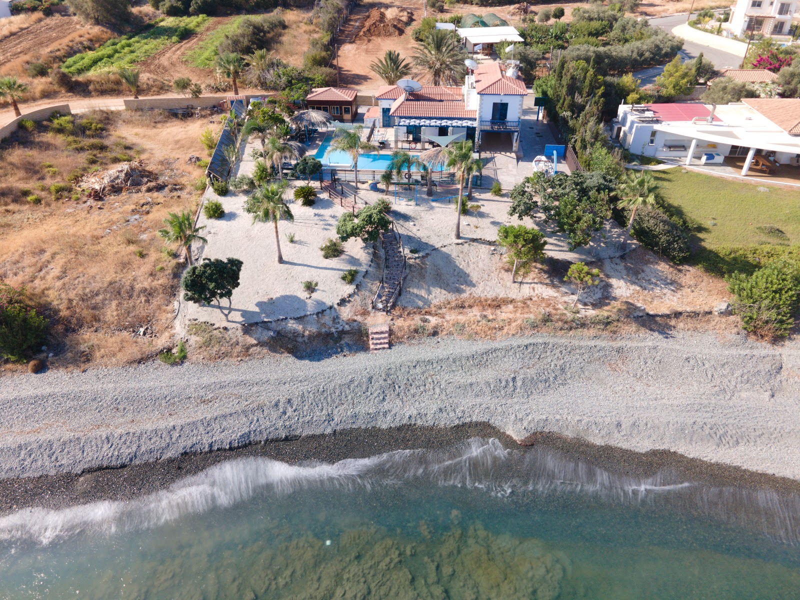 Φωτογραφία του Astrofegia beach με γκρι λεπτό βότσαλο επιφάνεια