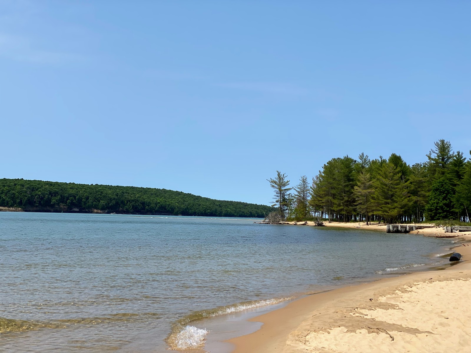 Fotografie cu Sand Point Beach cu nivelul de curățenie înalt