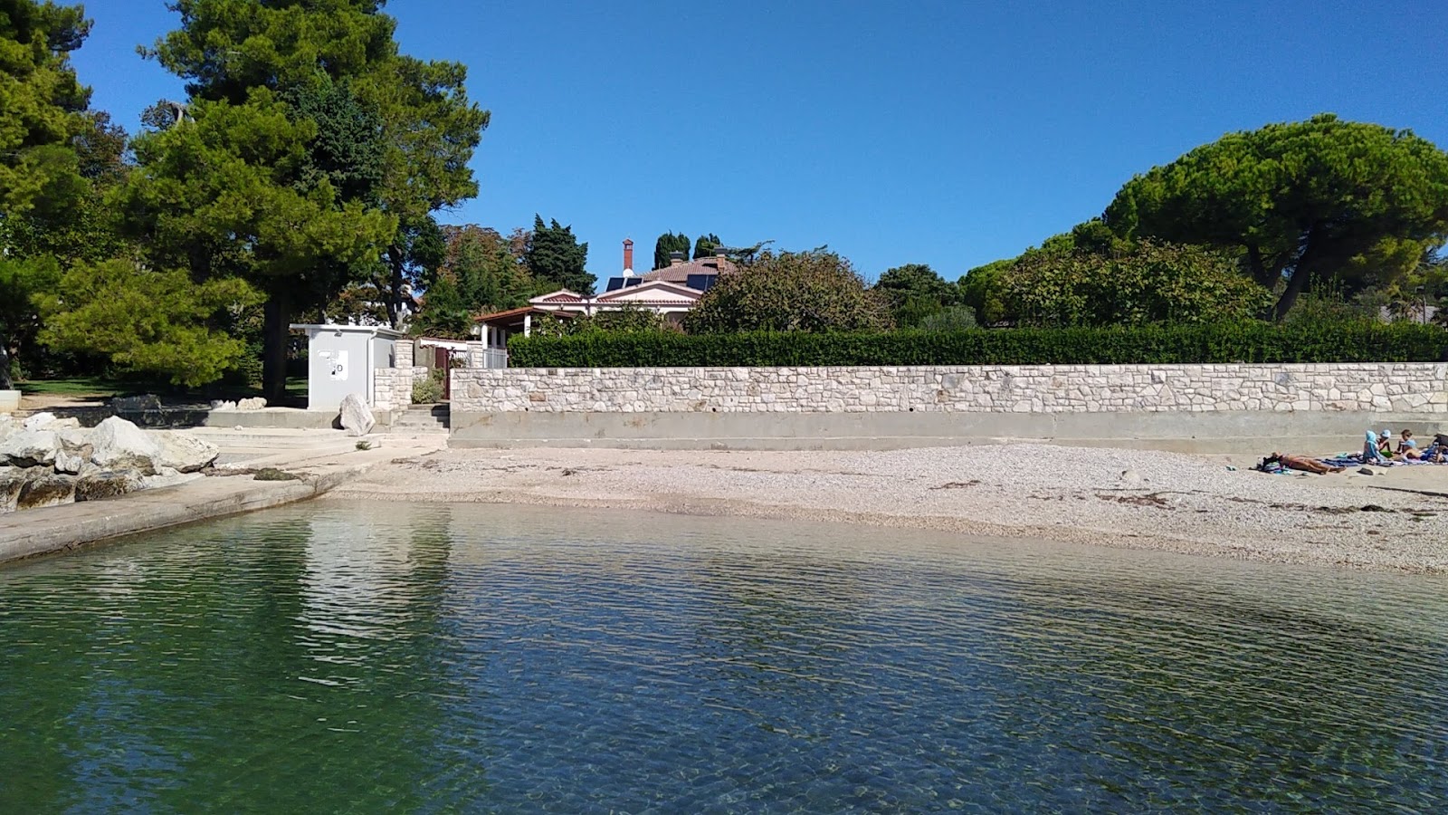 Photo de Zambratija beach - recommandé pour les voyageurs en famille avec des enfants