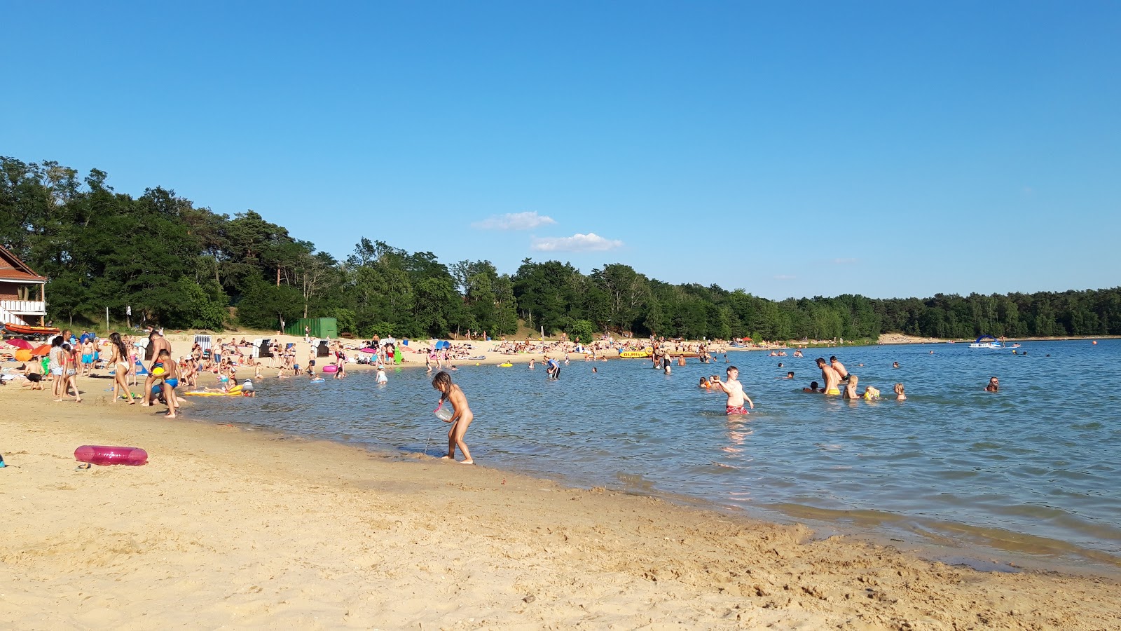 Zdjęcie Heidesee Strand z powierzchnią turkusowa czysta woda