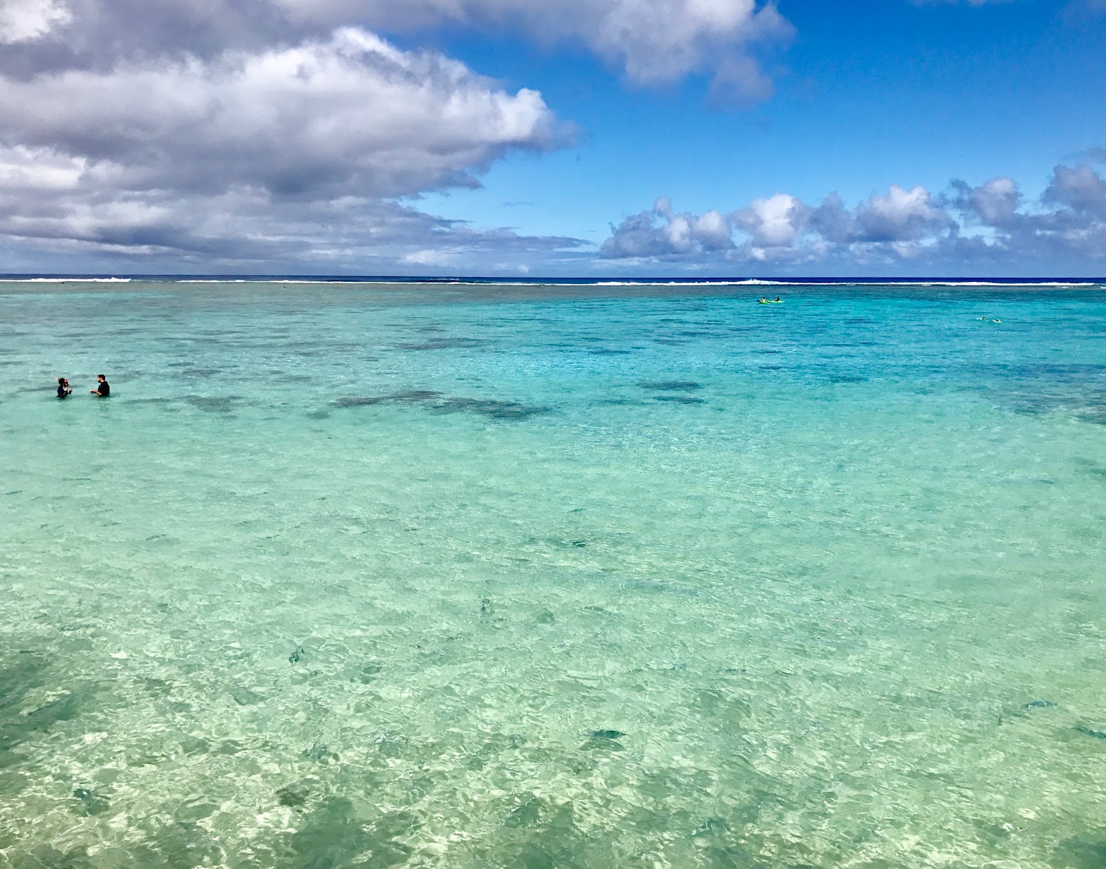 Foto van Aroa Beach met direct strand