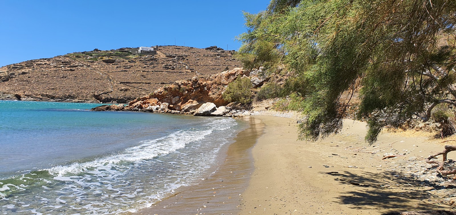 Foto av Agios Petros beach med hög nivå av renlighet