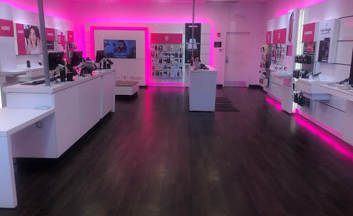 Cell Phone Store «T-Mobile», reviews and photos, 613 Belmont Ave, Springfield, MA 01108, USA