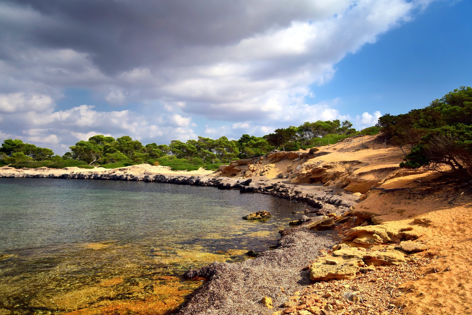 Foto av Cala en Tugores med stenar yta